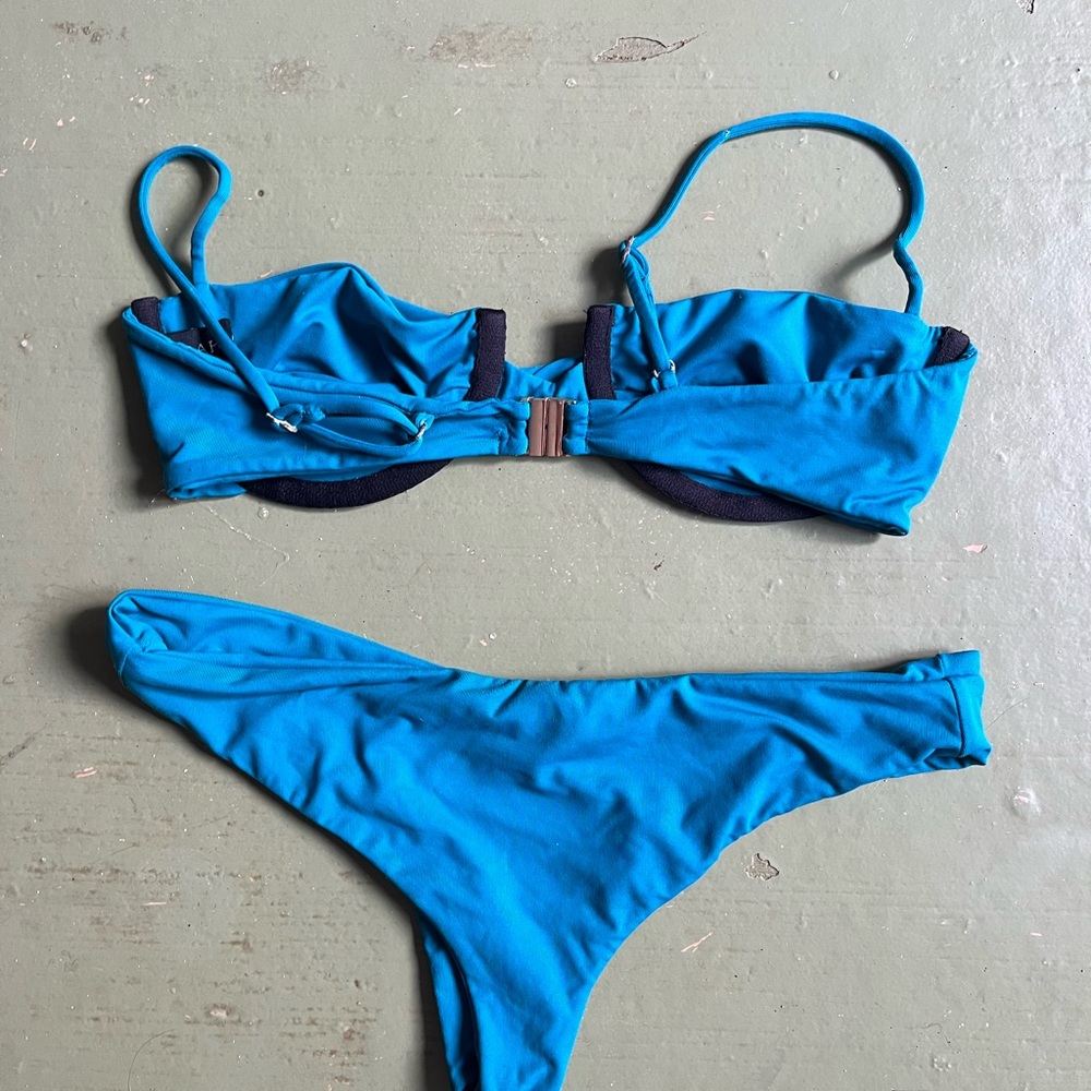 Indah Bikini - image 2